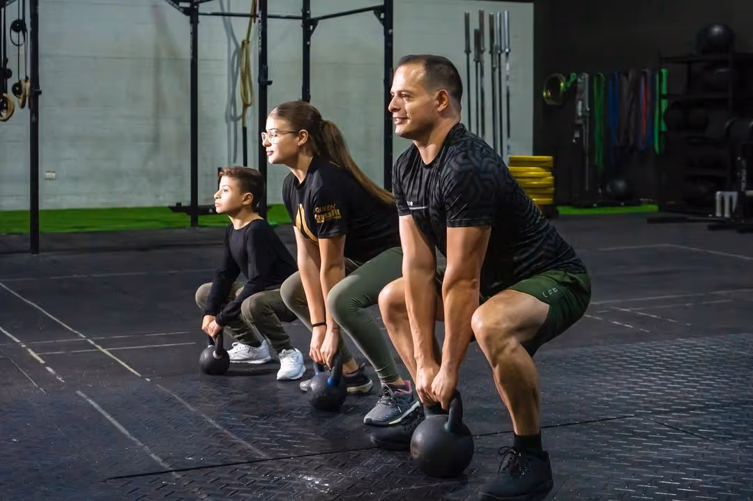 Familia haciendo ejercicio en CrossFit Xela
